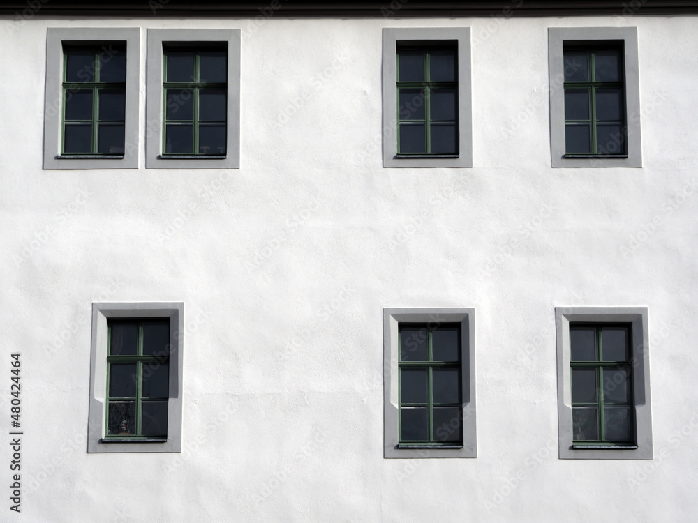 Hausfassade mit sieben Fenstern