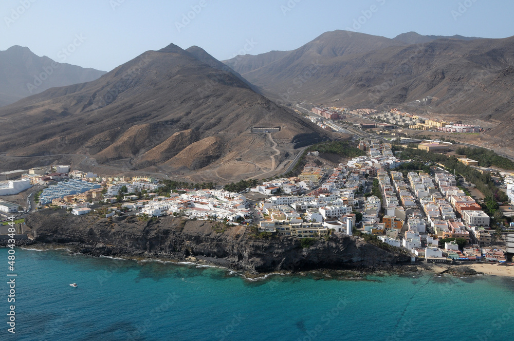 Fotografía aérea de la costa y pueblo de Morro Jable en la isla de Fuerteventura, Canarias