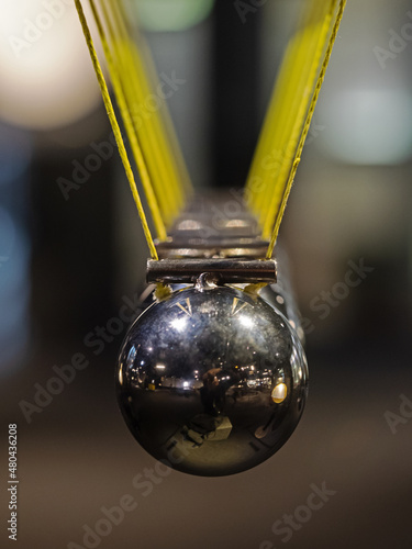 Newton`s cradle close up, Nahaufnahme von einem Kugelstosspendel photo