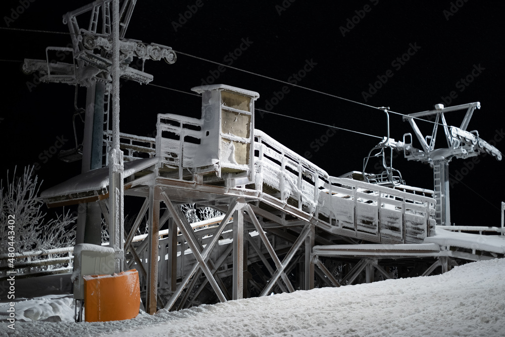 Fototapeta premium snow-covered ski lift 