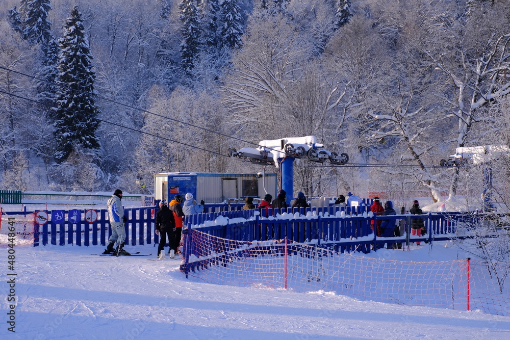 Naklejka premium Queuing for the snow-covered ski lift