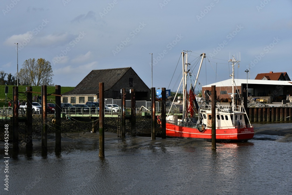 Fischkutter bei Ebbe im Hafen von Fedderwardersiel / Butjadingen