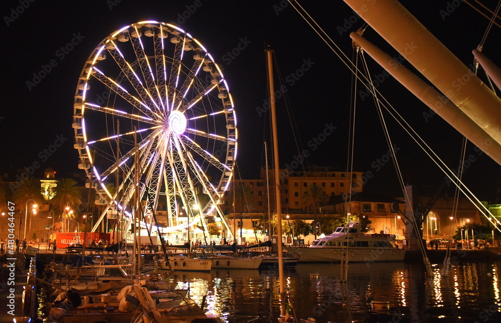 Nächtlich beleuchtetes Riesenrad am Hafen von Genua