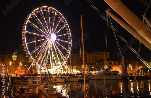 Nächtlich beleuchtetes Riesenrad am Hafen von Genua