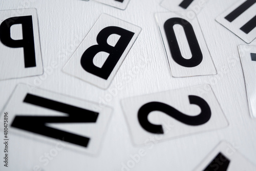 letras 2D de plástico aleatorias para letrero luminoso sobre fondo blanco de madera vista cenital, photo