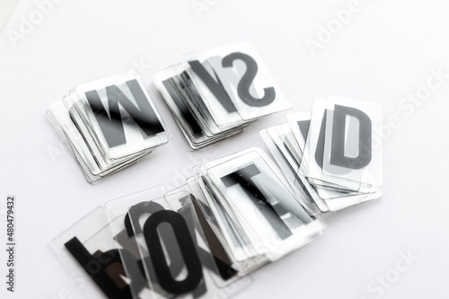 Conjunto de letras formadas aleatoriamente sobre fondo blanco de plástico transparente photo