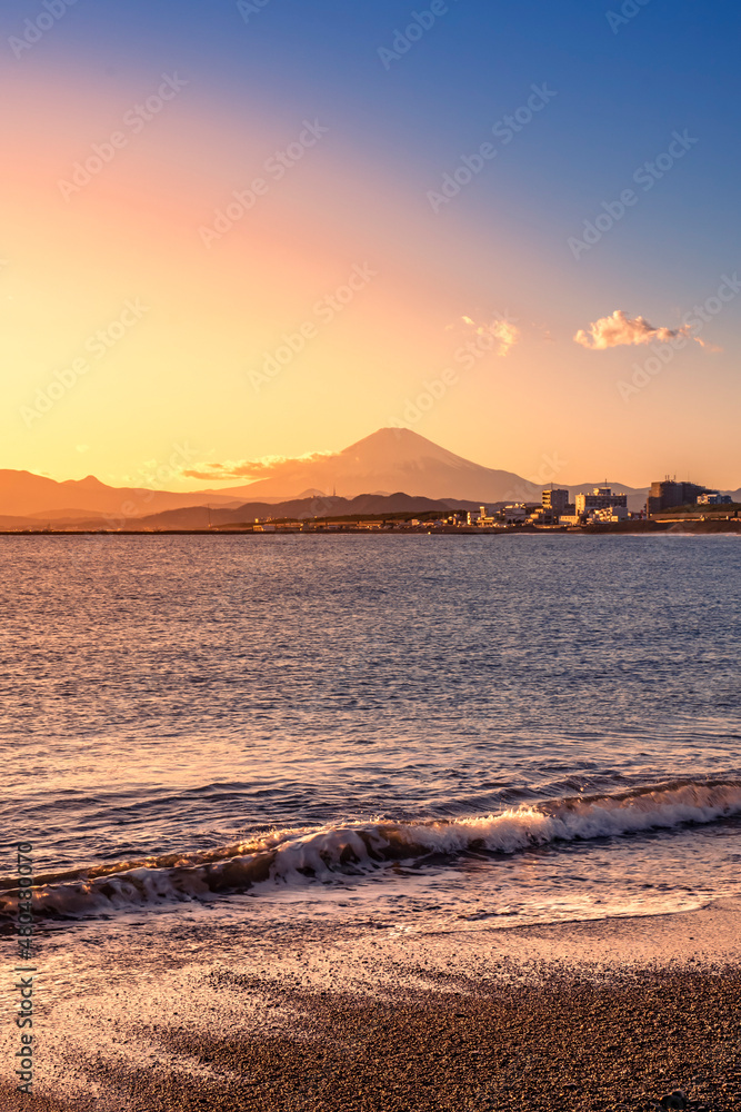 神奈川県の茅ヶ崎海岸から眺める夕日と富士山