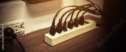 Φωτογραφία Old and damaged electric adapter power plug has many appliances are plugged outlet socket concept of risk danger overloaded current electrical