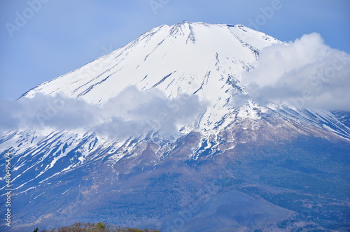 雲湧く早春の富士 