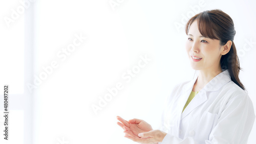 Tableau sur toile 話をする白衣の女性　医師　診療