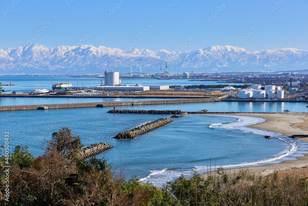 1月（冬） 岩崎ノ鼻灯台付近から冠雪している立山連峰・伏木万葉ふ頭を望む 富山県高岡市