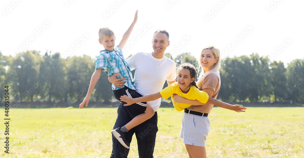Obraz premium happy family playing in the green field