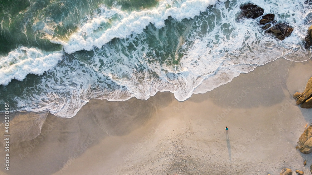 Obraz premium Golden sunset over the ocean taken from Clifton Fourth Beach, Cape Town, South Africa