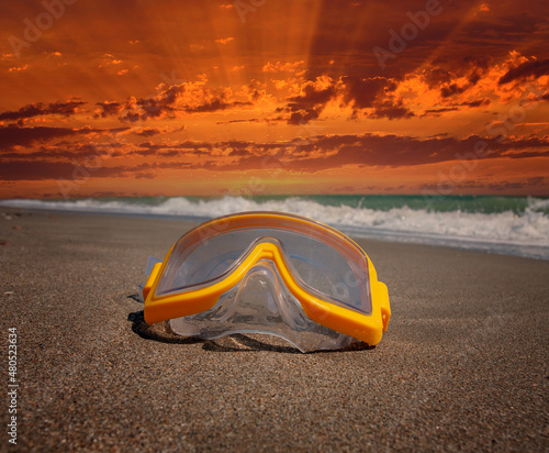 Fotografering diving goggles on the sandy seashore
