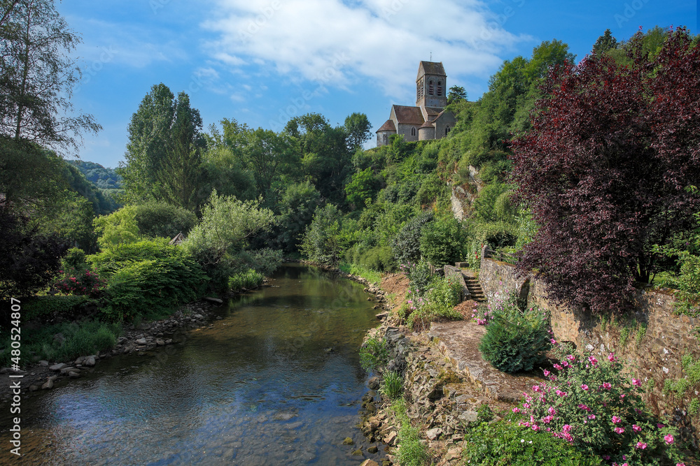 saint-céneri-le-gérei, la Srthe et l'église Saint-Céneri