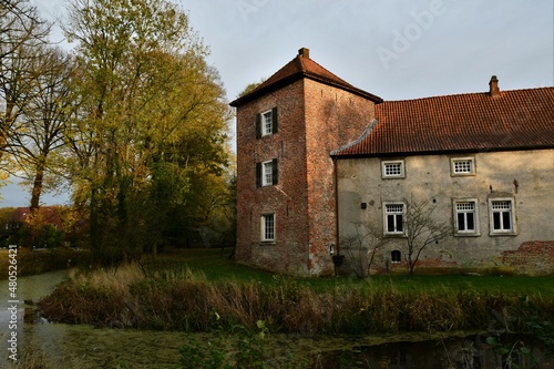 Burg Berum mit herbstlichen Bäumen in Hage / Ostfriesland