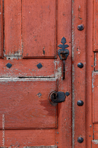 porte ancienne, rouge décrépite © Dominique VERNIER