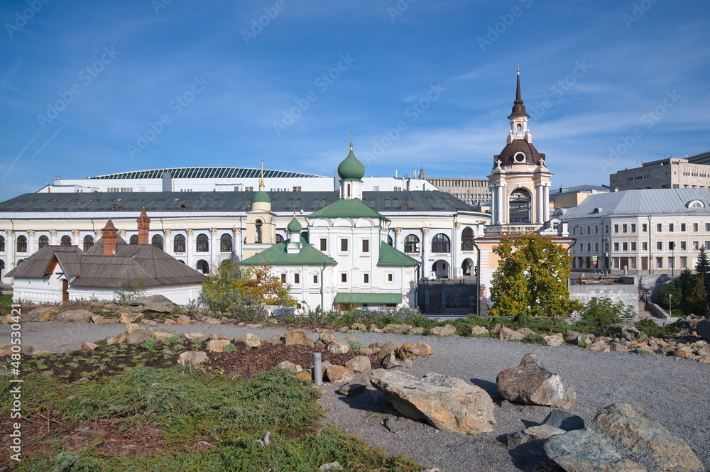 Obraz premium Moscow, Russia - September 29, 2021: Autumn view from the natural landscape park