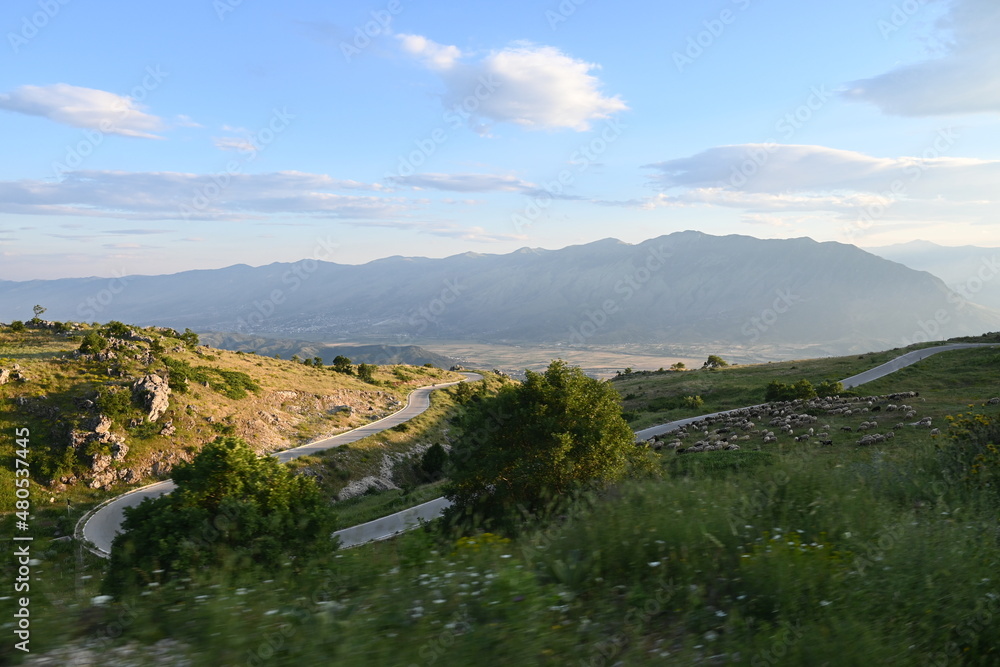 Panorama-Blick über Serpentine zum Berg Cajup in Zagoira Naturpark in Albanien, Landschaft in Albanien im Sonnenuntergang
