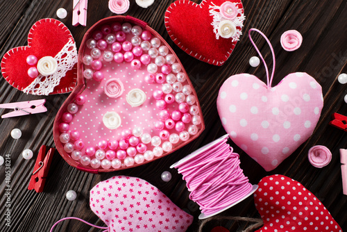 Obraz na płótnie DIY Valentine hearts laundry pins and sewing spool on wooden table flat lay w salonie