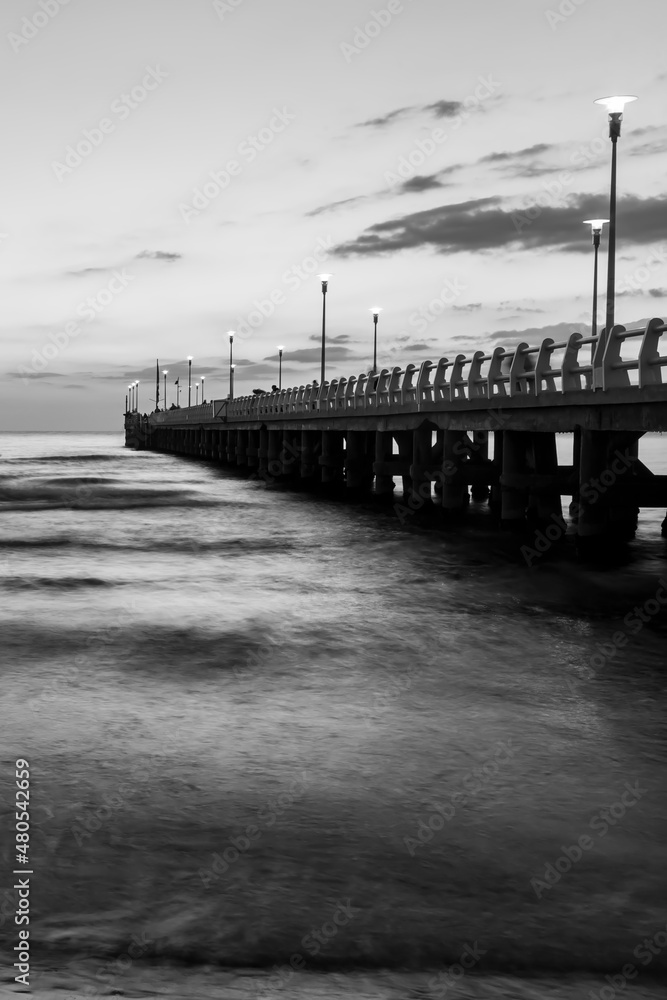 Obraz premium black and white forte dei marmi pier view