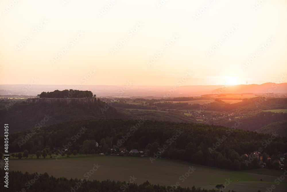 Sonnenuntergang mit Festung Königstein in Sachsen Sächsische Schweiz Sachsen Deutschland 