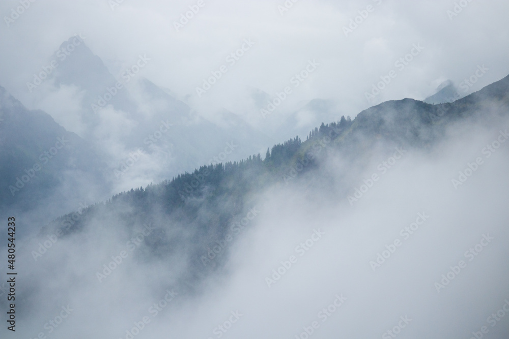 Berglandschaft in den Alpen Bergen mit Wolken 