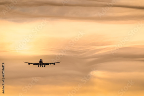 avion aviation vol survol aeroport pilote ciel soleil coucher environnement cargo © JeanLuc