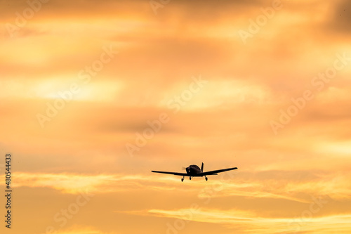 avion aviation vol survol aeroport pilote ciel soleil coucher environnement aeroclub