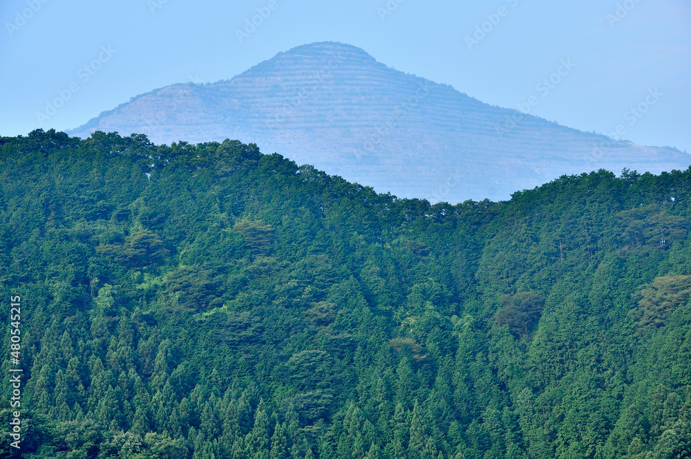 Fototapeta premium 奥武蔵の日向山より望む武甲山 