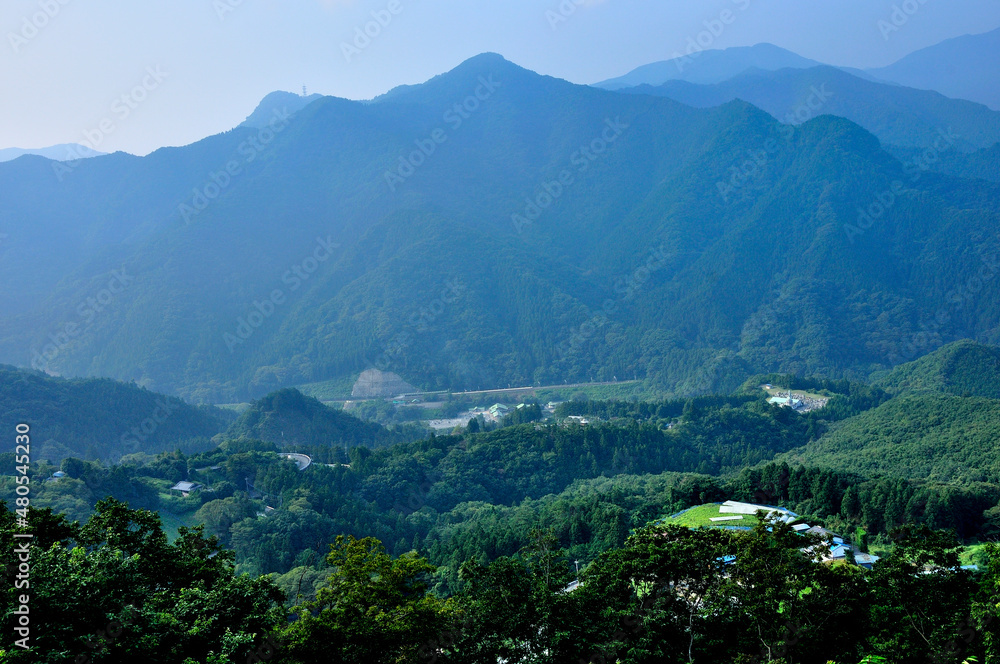 奥武蔵の日向山より望む奥武蔵の山
奥武蔵　日向山より左奥が川越山（カンゼ山）、正丸山、中央が二子山（雌岳、雄岳）、右奥が武川岳、鳶岩山、焼山
