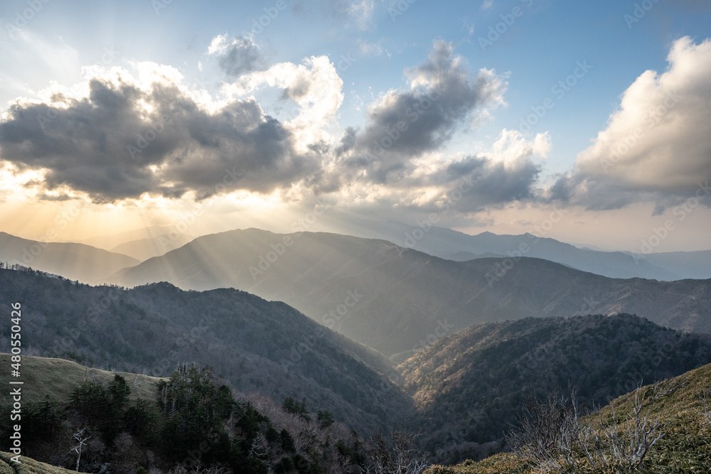 Fototapeta premium 徳島県にある日本百名山のひとつ剣山の山頂からの太陽光