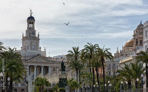 Vista de la Plaza de San Juan de Dios con el Ayuntamiento y estatua a Moret en Cádiz