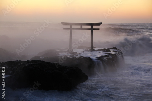 Foto 日本の茨城県の観光地、大洗磯前神社の鳥居 (Torii gate of Oarai Isosaki Shrine, a tourist spot in Ibar