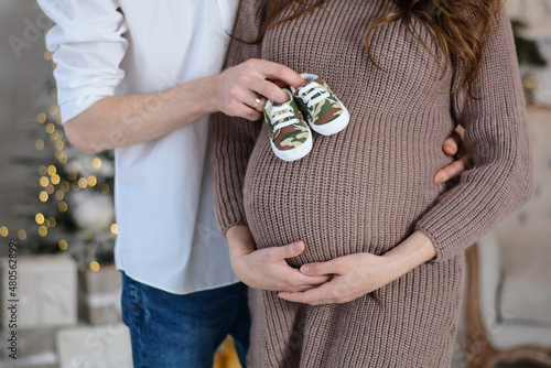  beremennaya pregnant woman holding shoes on her belly