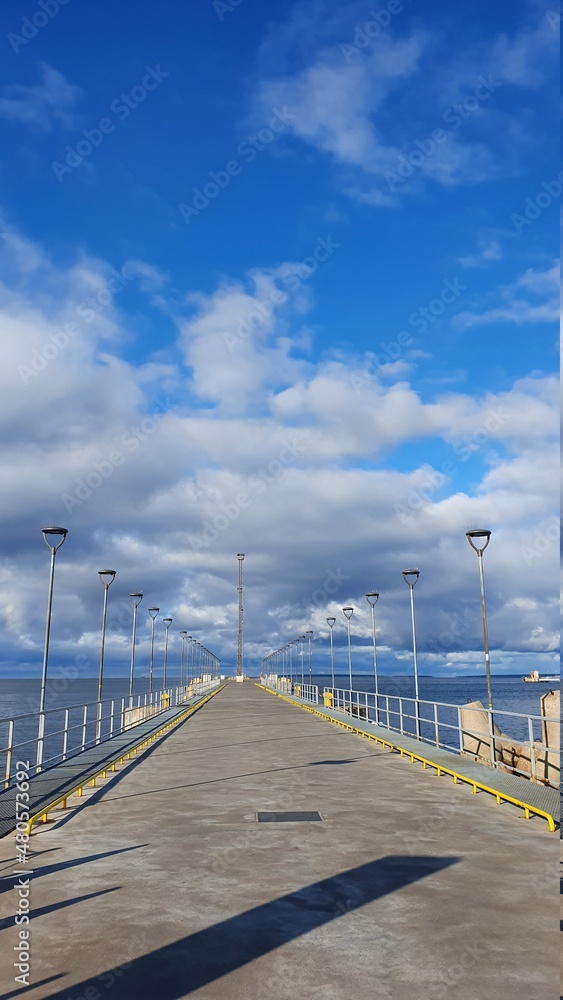 Naklejka premium road to the sea