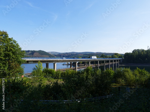 Combined railway and road bridge over the Biggetalsperre, near Sondern, Sauerland, North Rhine-Westphalia, Germany Kombinierte Eisenbahn- und Straßenbrücke über die Biggetalsperre, nahe Sondern