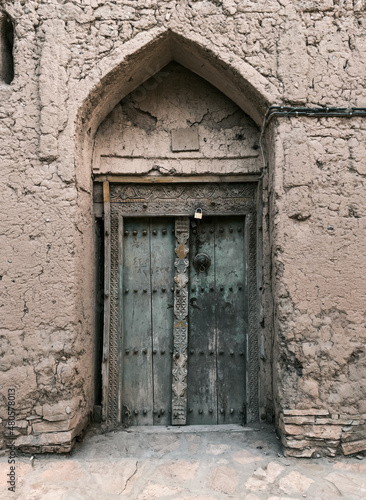 Fototapeta Naklejka Na Ścianę i Meble -  Birkat al mouz village old wooden door