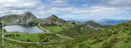Vistas panorámicas del Paisaje natural de los Lagos de Covadonga, en el verano de 2020, con montañas verdes, aguas turquesas y nubes blancas en el cielo azul, en España.