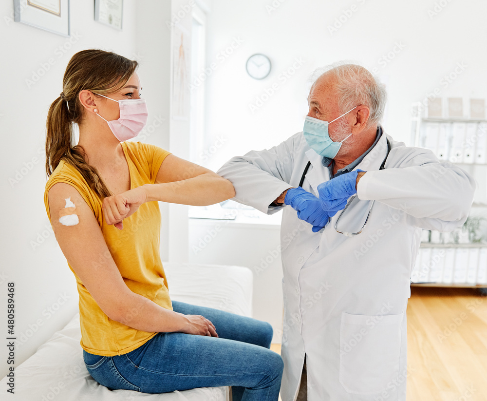 Obraz premium vaccination medicine syringe vaccine doctor injection medical health virus hospital care patient flu mask coronavirus corona senior