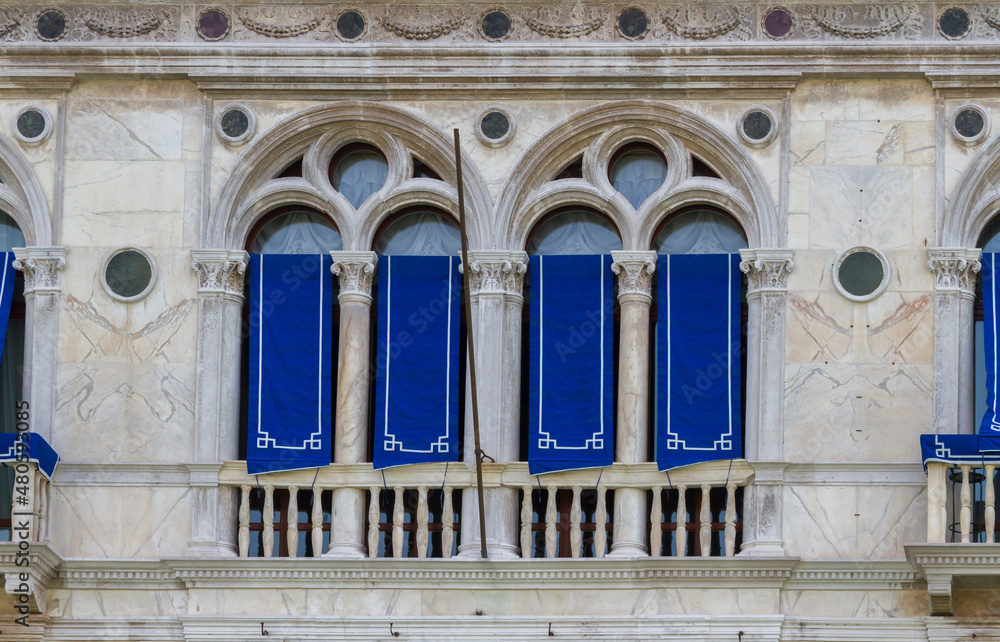 Architektonisches Detail - Fassade einen historischen Palastes, Venedig