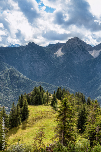 Blick vom Wanderweg zwischen vorderen und hinteren Rauschberg (bei Ruhpolding) Richtung Chiemgauer Alpen © Wolfgang Knoll