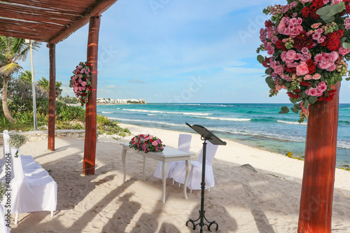 Hermoso lugar para bodas en la playa. photo