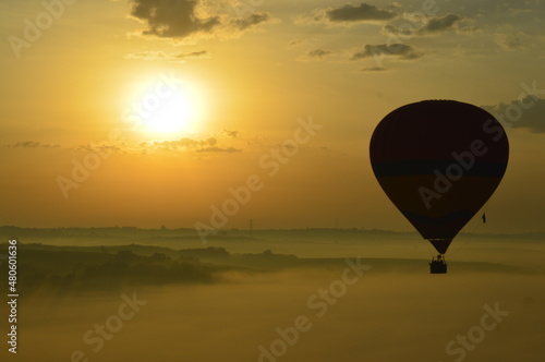 Balão no nascer do sol © @trabalho.paraisso