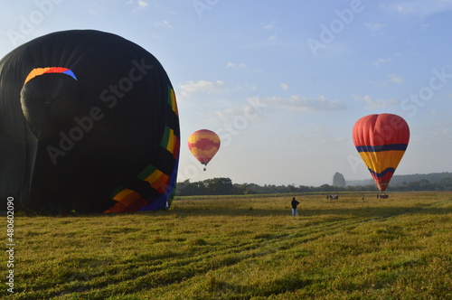 Balões chegando ao solo photo