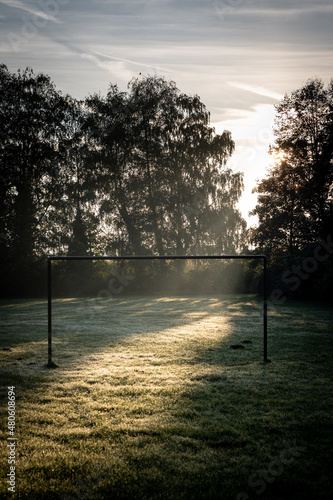 Verlassenes Fußballtor auf dem Rasenplatz 