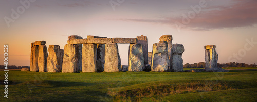 Billede på lærred Panorama of the prehistoric site of Stonehenge during early morning