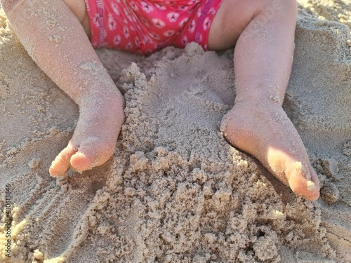 pés na areia do mar photo