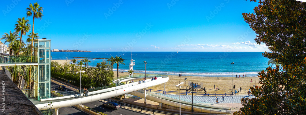 Panorámica del ascensor y puente peatonal de la playa del Postiguet en Alicante