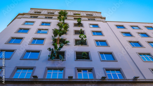 Edifico neoclásico con jardines verticales en sus balcones